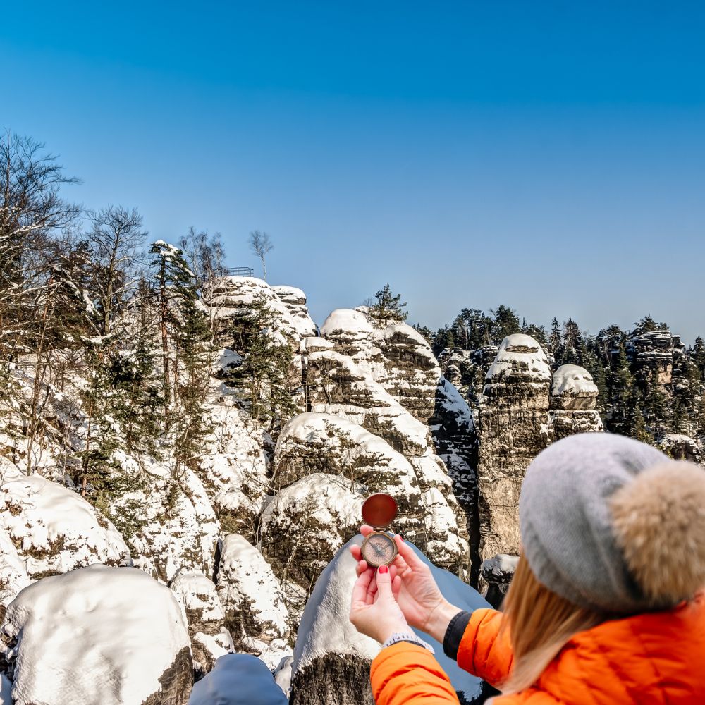 2 Frauen wandern zusammen: Spare mit der Rabatt-Aktion